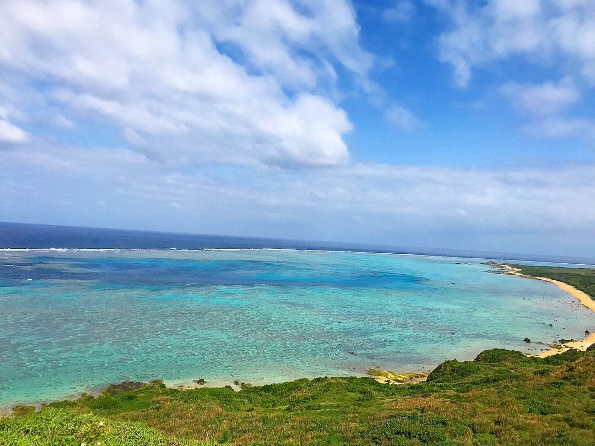 沖縄の美しい海と青空